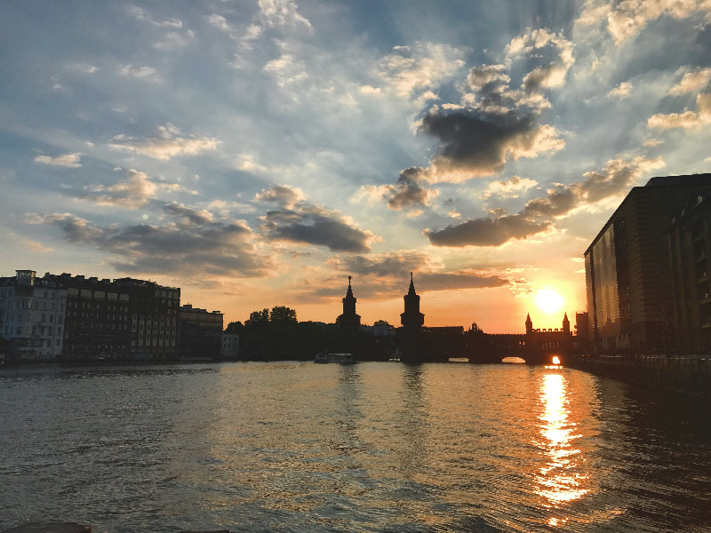 Foto von der Spree und der Oberbaumbrücke vom Holzmarkt 25 in Berlin. 