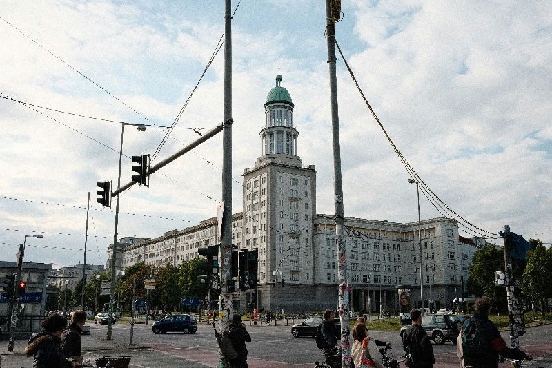 Foto der Zwillingstürme am Frankfurter Tor inklusive Kreuzung und Menschen. 