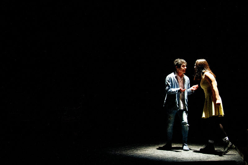 Foto von der Bühne mit 2 Schauspielern auf einer Bühne im Monbijou-Theater. 