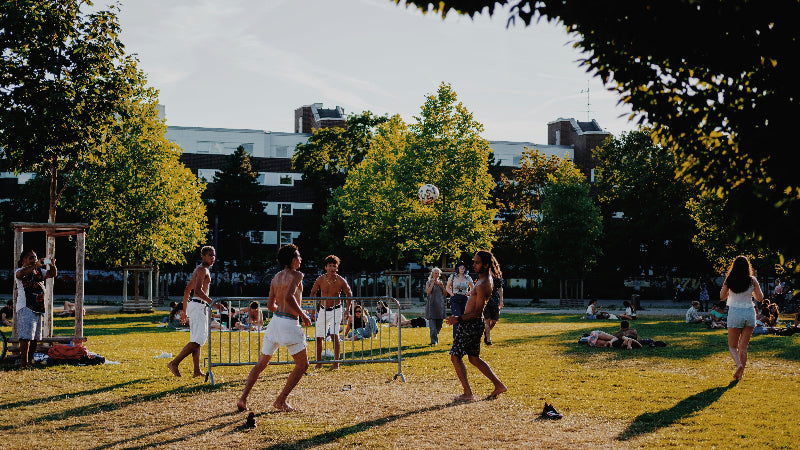 Foto von Fussball-spielenden menschen im Volkspark-Friedrichshain.