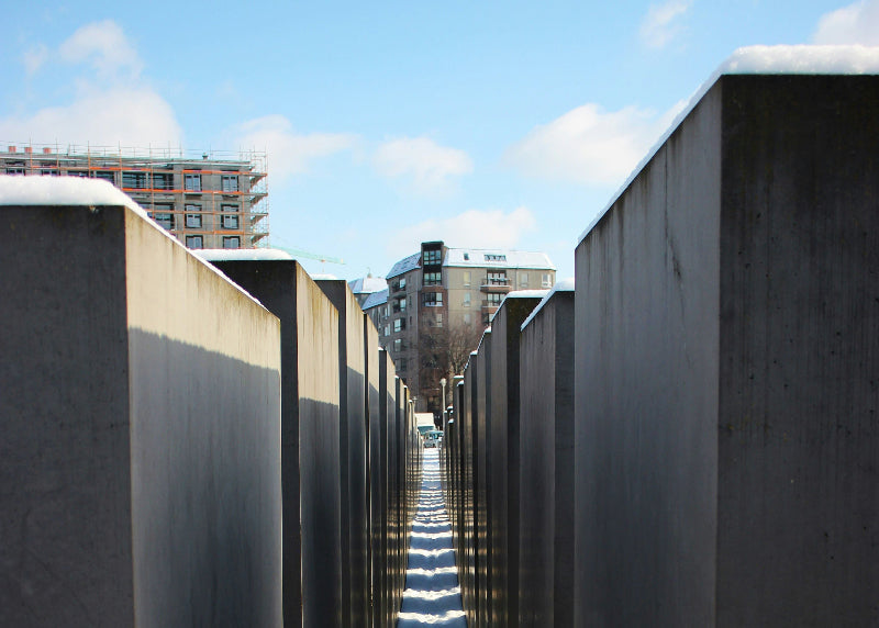 Gang zwischen den Beton-Stelen im Holocaust Mahnmal Berlin. 