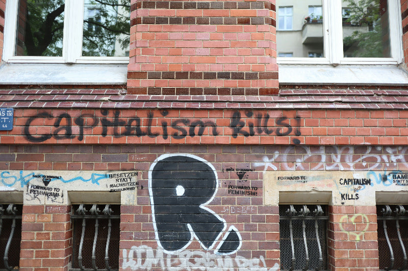 Foto von einem besprühten Gebäude auf dem RAW-Gelände in Berlin. 
