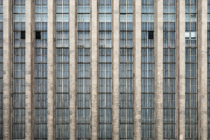 Foto von einem alten Gebäude mit Fenstern auf dem Flughafen Tempelhof.