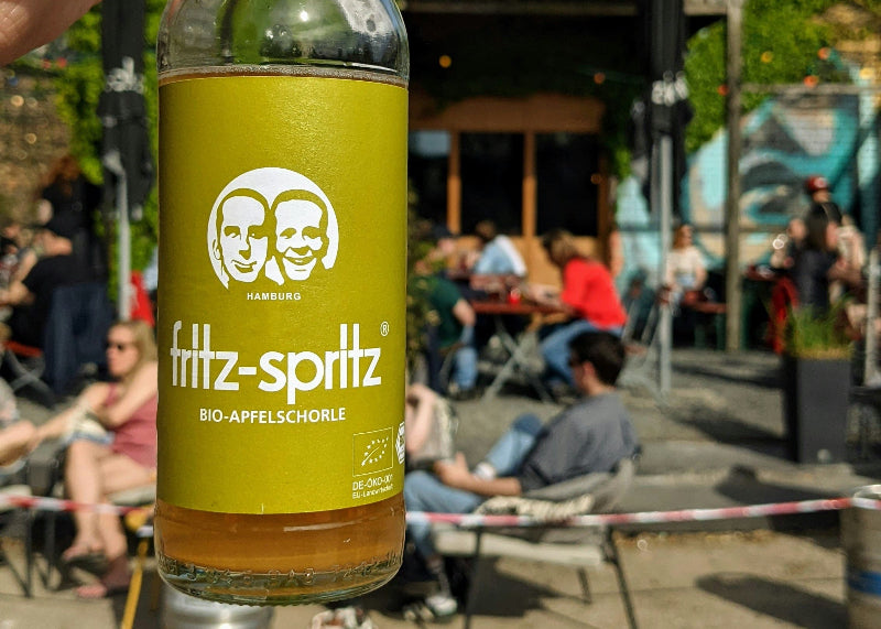 Foto von einer Apfelschorle vor einem Berliner Biergarten am Boxhagener Platz. 