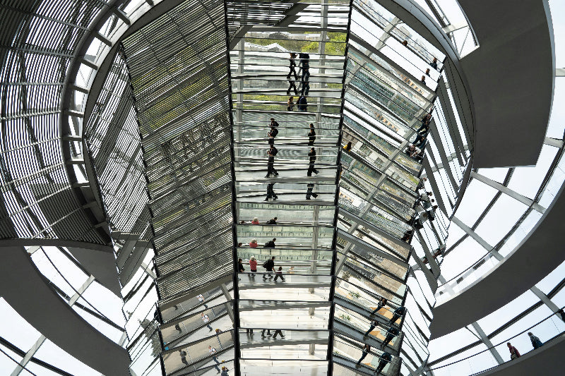 Besucher in der Glaskuppel vom Berliner Bundestag. 