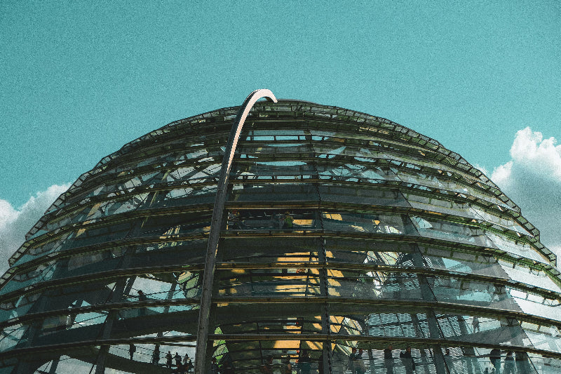 Nahaufnahme von der Glaskuppel mit Besuchern im Reichstag, Berlin. 