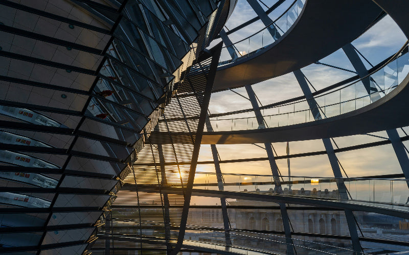 Glaskuppel vom Berliner Reichstag von innen mit Aussicht über das Regierungsviertel. 