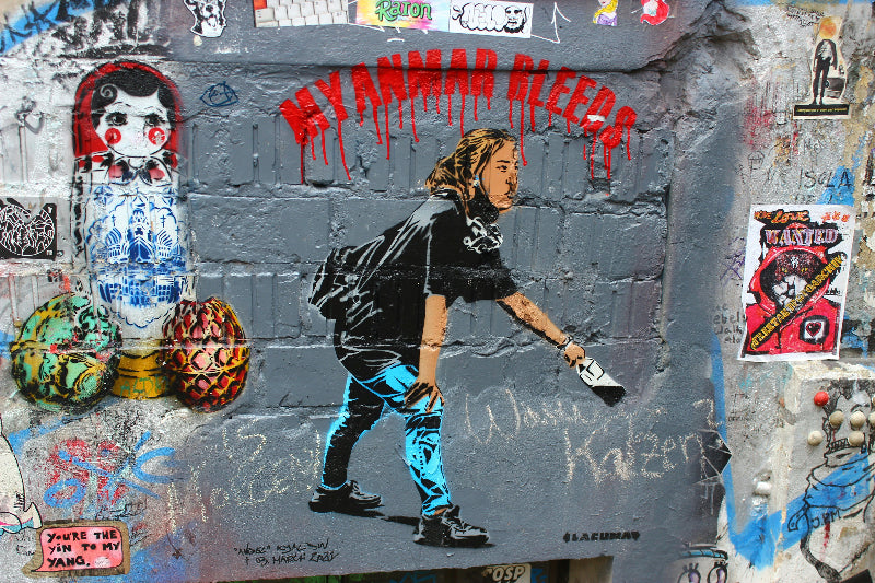 Foto von einem berühmten Graffiti auf einer besprühten Mauer. 