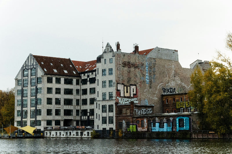Foto von einem Gebäude an der Spree in Berlin-Friedrichshain mit einem Graffiti von "1UP"