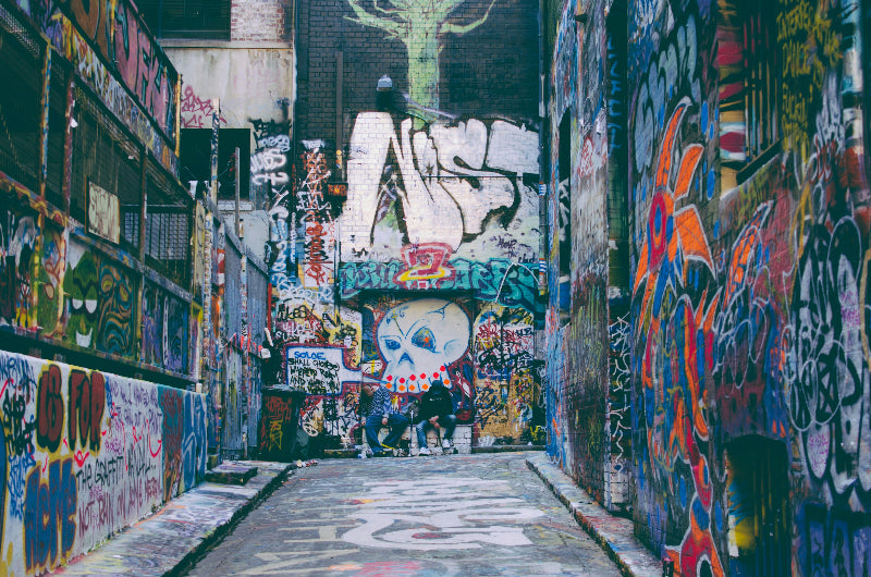 Ein typischer Hinterhof voller großer Graffitis und Farben. 