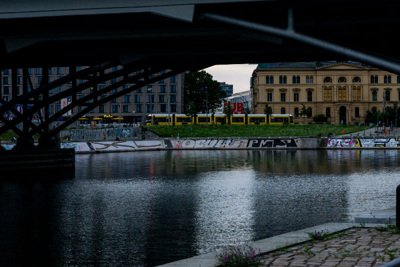 Spree, Graffiti und fahrende gelbe Berliner Straßenbahn.