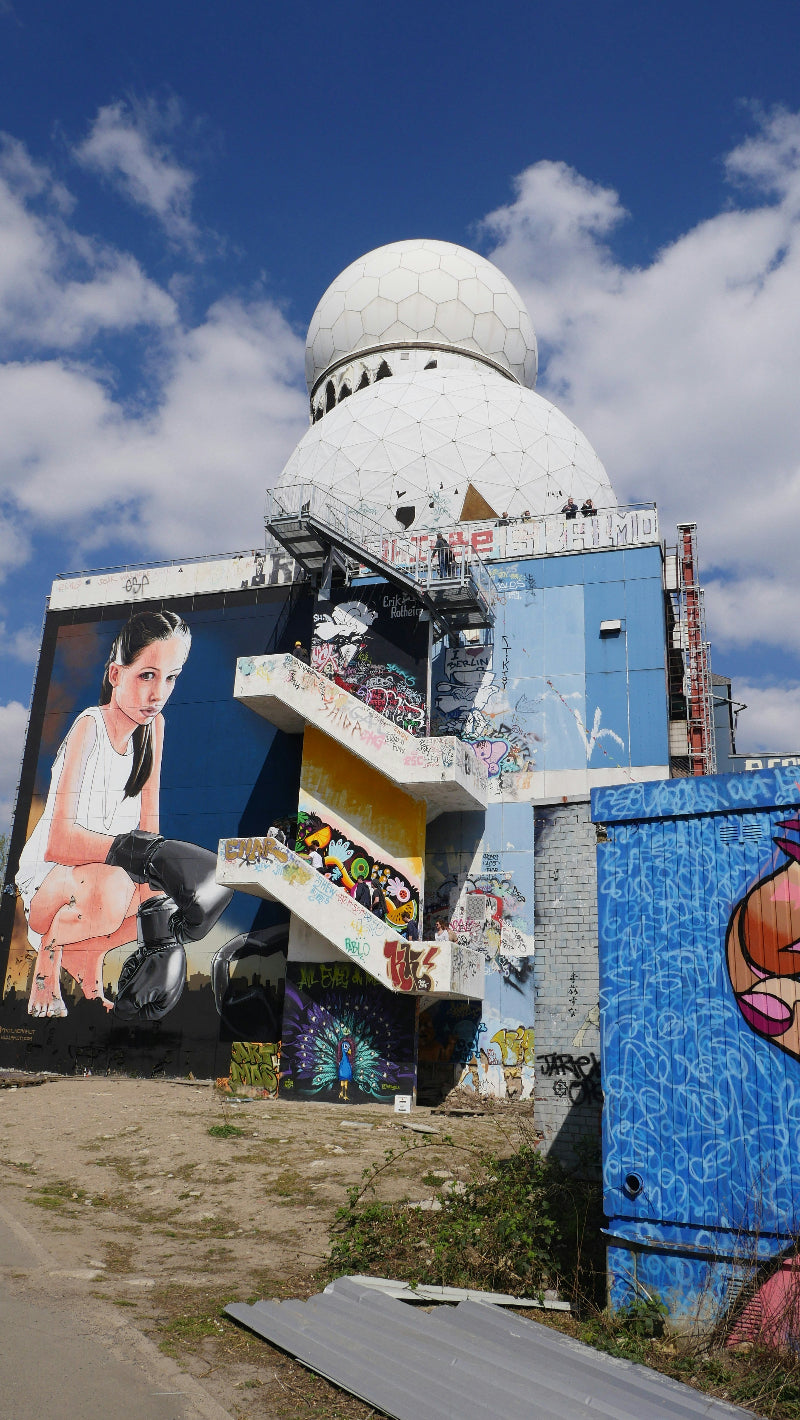 Bild von der Abhöranlage am Berliner Teufelsberg mit typischen bunten Berliner Graffiti