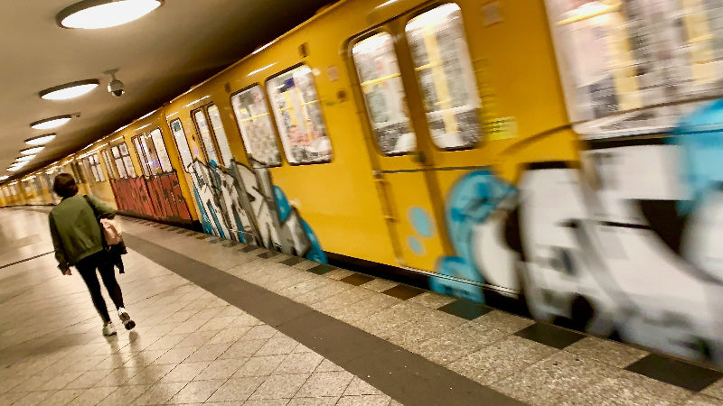 Foto der Berliner U-Bahn voller Graffiti. 