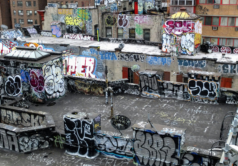Foto von vielen verschiedenen Graffitis auf den Dächern Berlins. 
