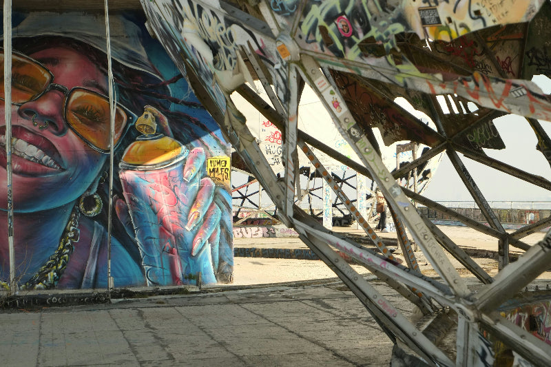 besprühte wand an ehemaliger Ahörstation am Teufelsberg.
