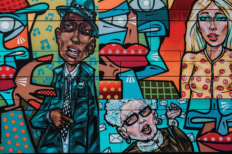 Foto von einem bunten Graffiti-Mosaik auf einer Wand. 