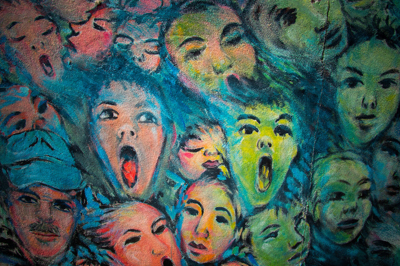 Foto von einem Graffiti mit schreienden Gesichtern. 