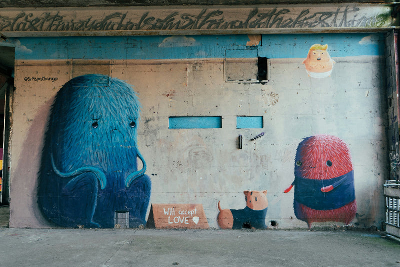 Foto von einem farbigen Graffiti auf einer Wand. 