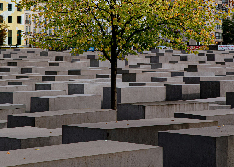 Stelen der Holocaust Gedenkstätte Berlin mit Berliner Innenstadt im Hintergrund. 
