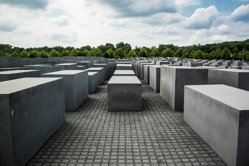 Stelen und Betonboden der Holocaust Gedenkstätte. 