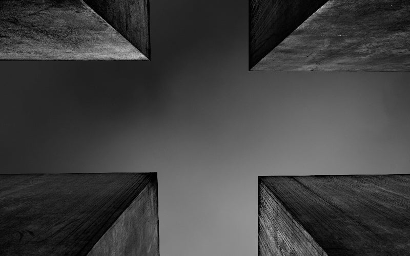 von Unten fotografierte Stehlen unter dunklem Himmel in Berlin. 