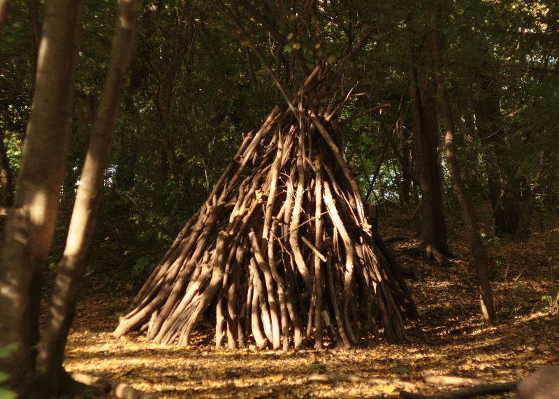 Foto von einer selbst.-gebauten Holzhütte im Volkspark Friedrichshain. 