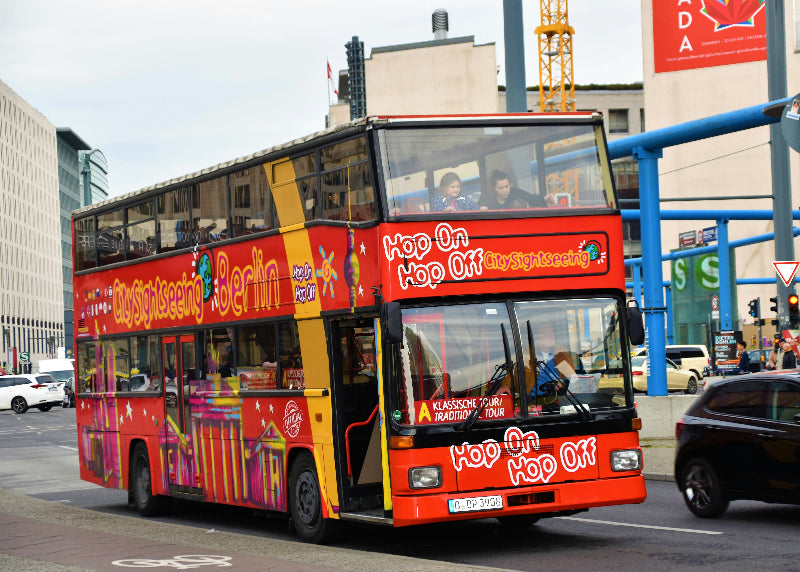 Roter Hop on Hop off Bus in Berlins Innenstadt. 