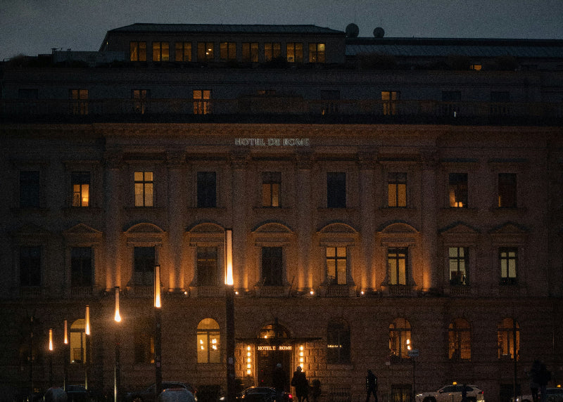 Hotel de Rome beleuchtet bei Nacht am Bebelplatz. 