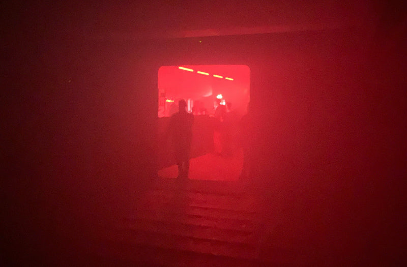 Foto in schwachem Licht vom Innenbereich des Lab-Clubs.