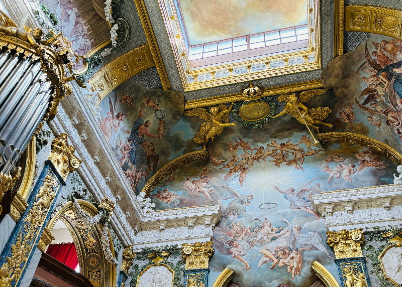 Goldener Innenraum mit Wandmalerei im Schloss Charlottenburg Berlin. 