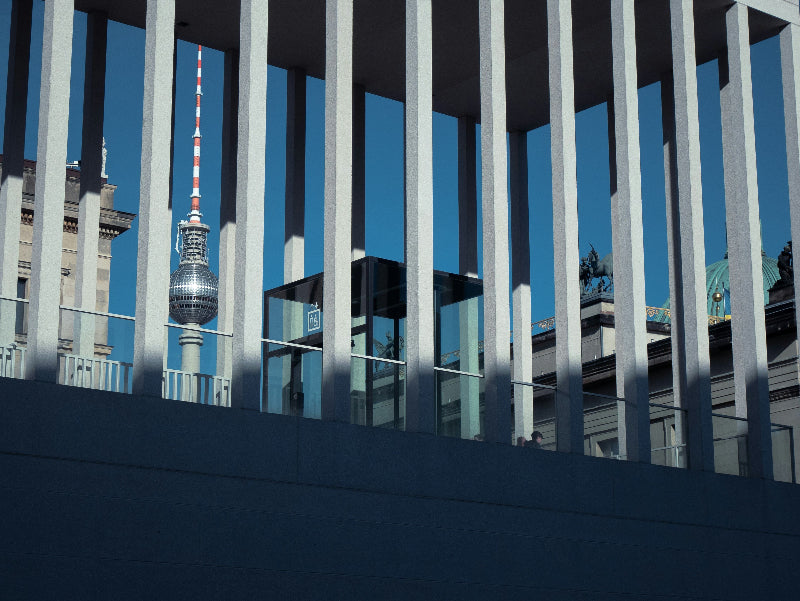 Foto der John Simon Galerie auf der Museumsinsel mit Spiegelung vom Fernsehturm. 