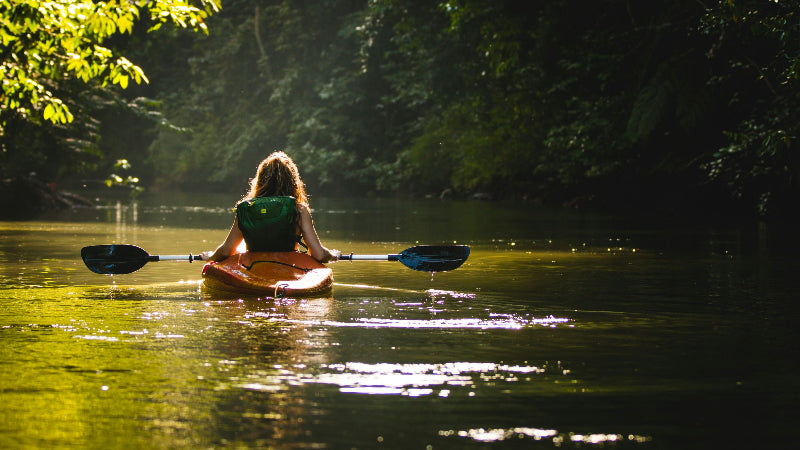 Foto von einer Person auf einem Kajak auf dem Wasser vom Spreewald. 