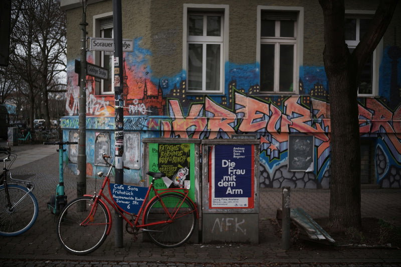 Foto von einer Straßenecke in berlin Kreuzberg mit Werbung, graffiti und Stickern. 