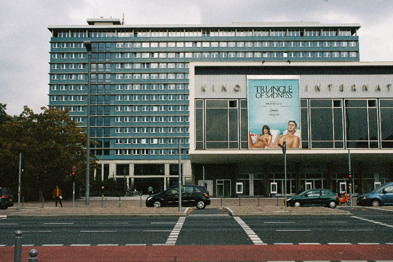 Fassade vom Kino-International in der Karl-Marx-Allee in Berlin. 