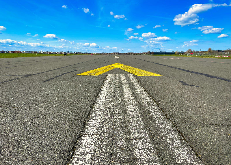Landebahn mit Kennzeichnungen für Flugzeuge auf dem Tempelhofer Feld 