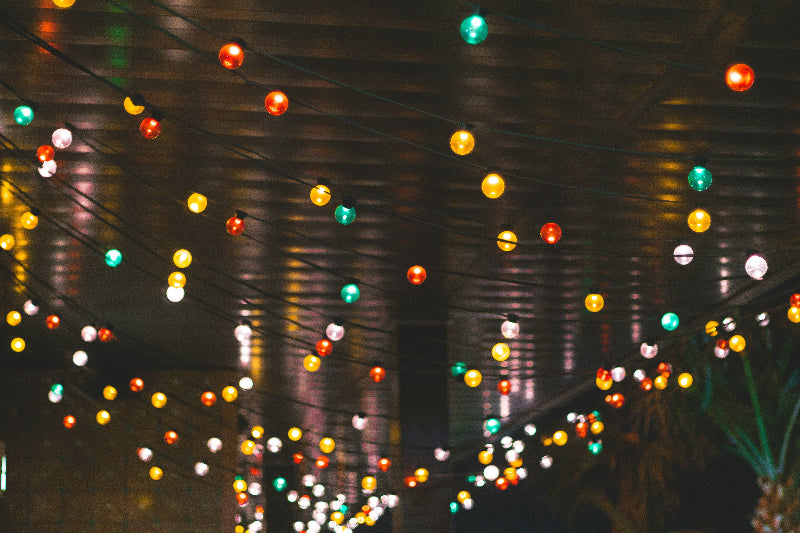 Foto von einer Lichterkette im Außenebereich eines Clubs. 