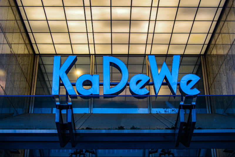 Logo in blaue und dem Schriftzug "KaDeWe" 