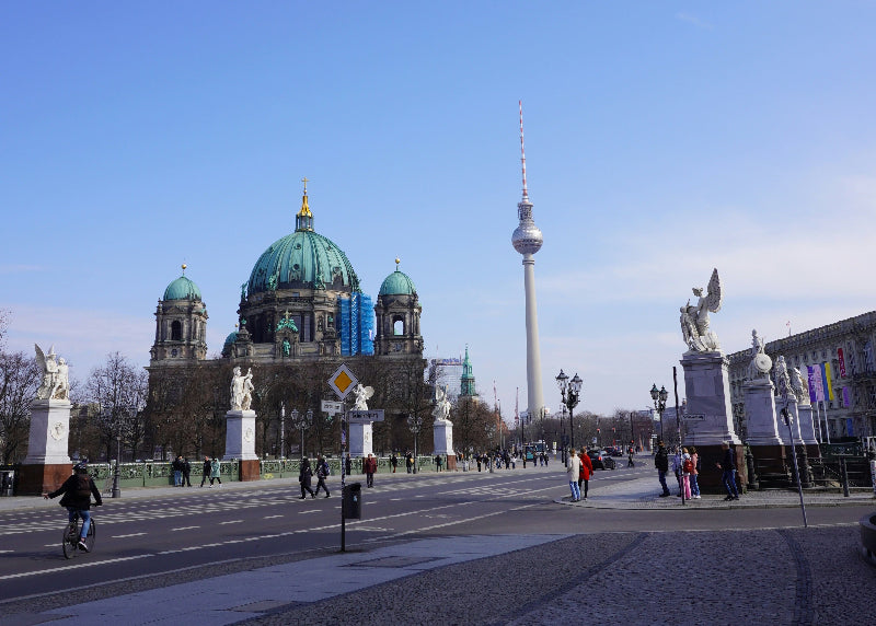 Lustgarten und Schinkelplatz mit Berliner Dom und Fernsehturm. 