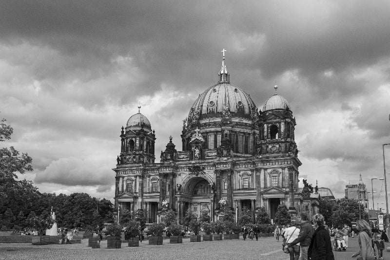 Schwarz weiß Foto von Lustgarten und Berliner Dom. 