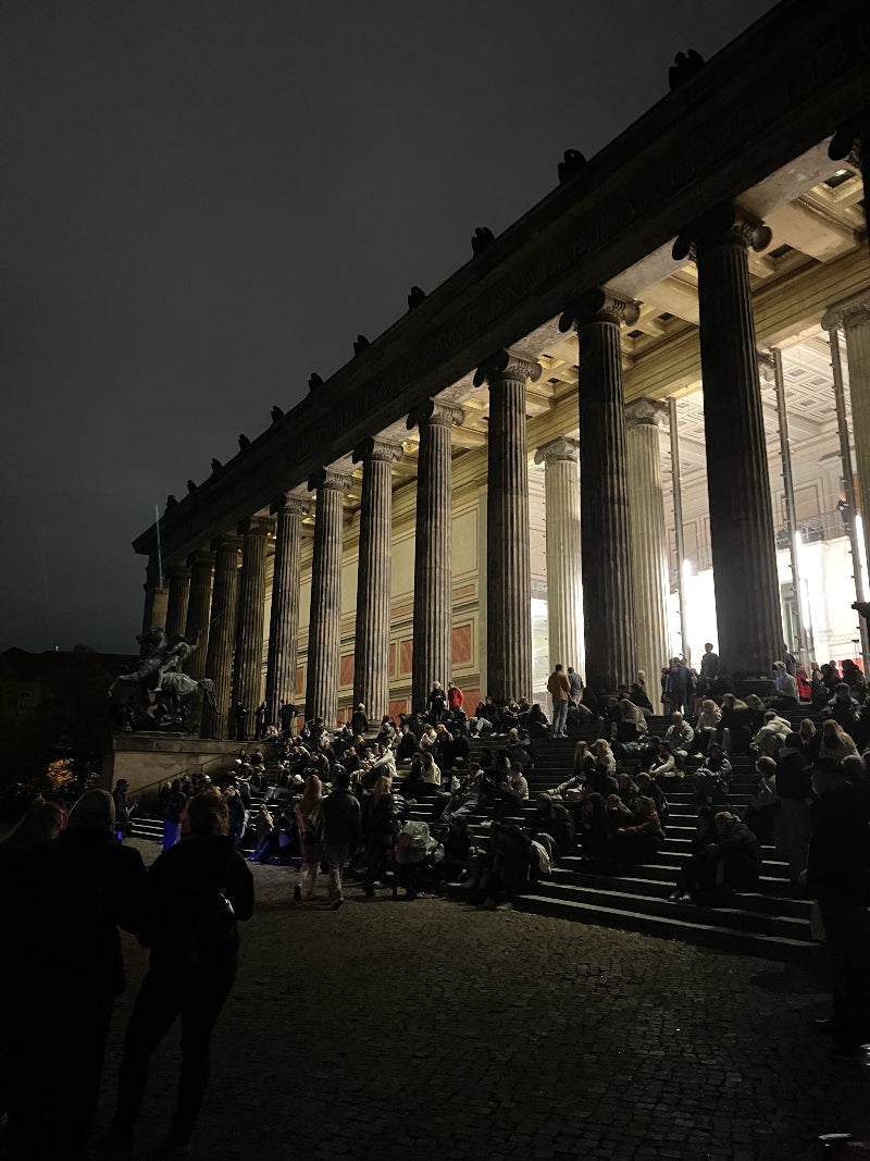 Menschen auf der Museumsinsel im Lustgarten beim Festival of lights Berlin. 