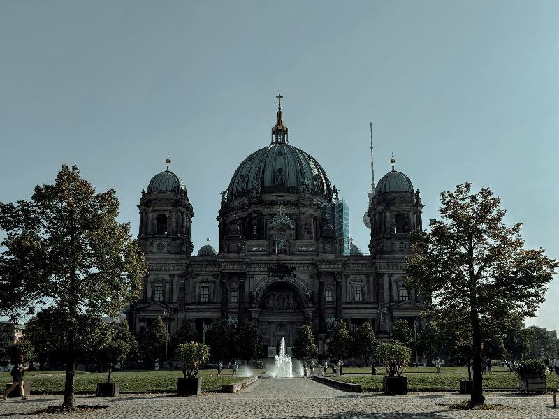 Strahlend blauer Himmel mit Berliner Dom und Lustgarten. 