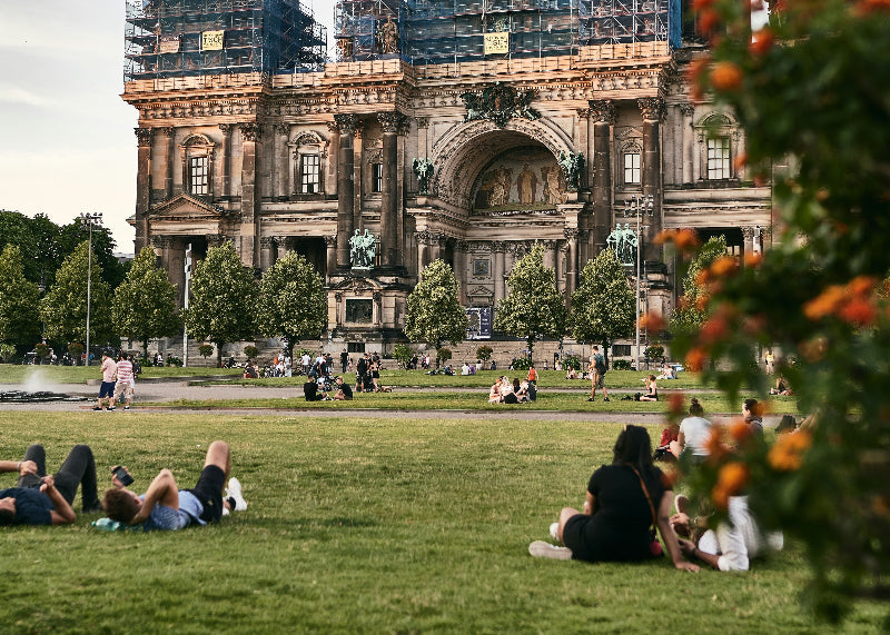 Lustgarten im Sommer mit Besuchern, Picknick und Springbrunnen. 