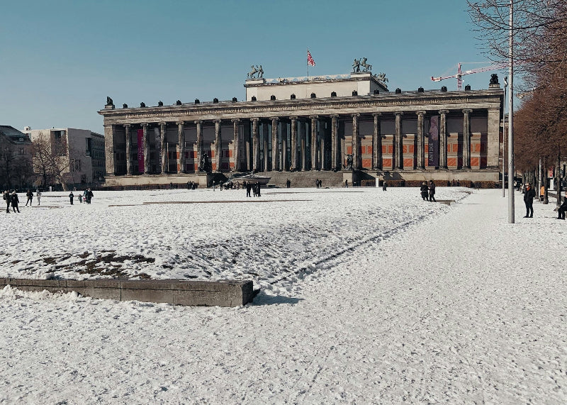 Lustgarten voller Schnee mit Besuchern und Altem Museum. 