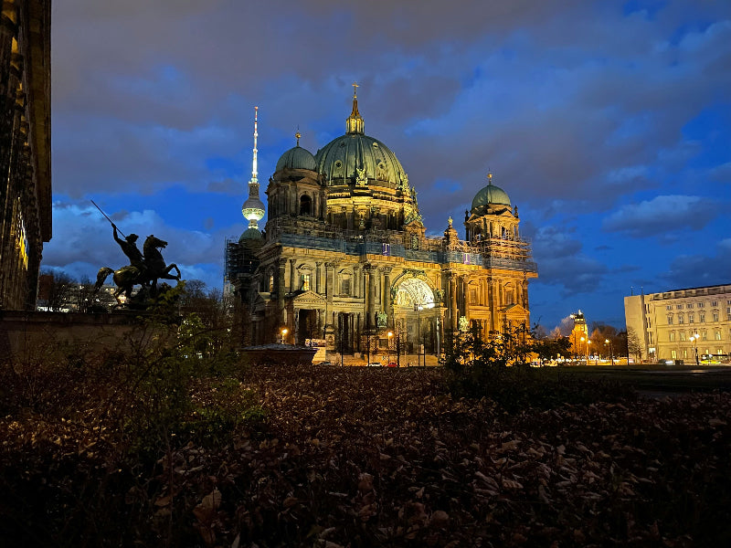 Lustgarten bei Nacht mit angestrahltem Berliner Dom. 