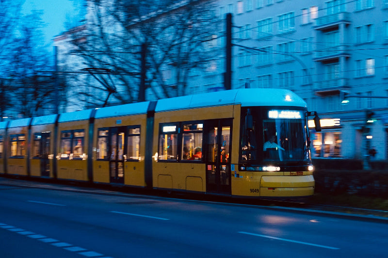 Vorbeifahrende Straßenbahn M1 durch Berlin Friedrichshain bei Nacht. 