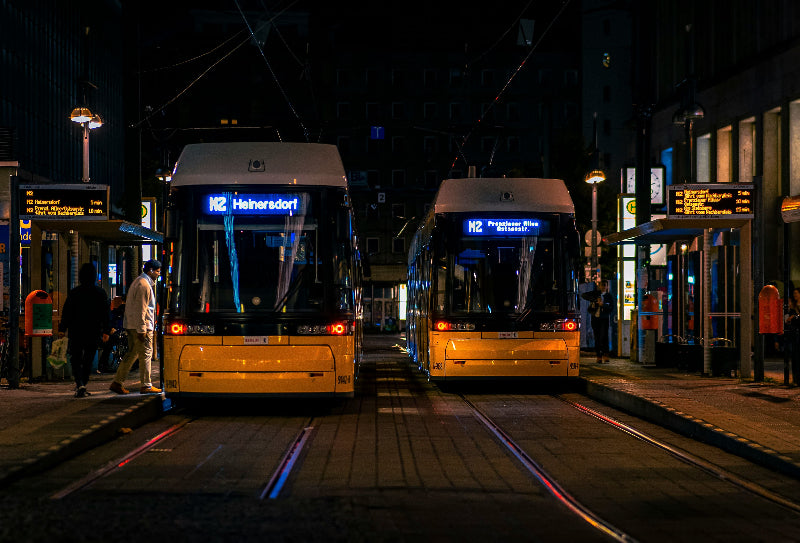 Stehende Straßenbahn M2 bei Nacht am Alexanderplatz. 