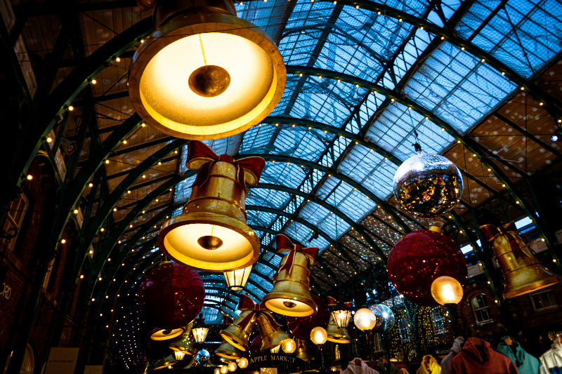 Foto von einer Markthalle mit Weihnachtsdekoration in Berlin. 