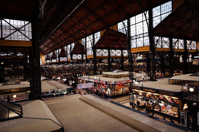 Foto von einer Berliner Markthalle mit riesigen Fenstern und verschiedensten Läden. 