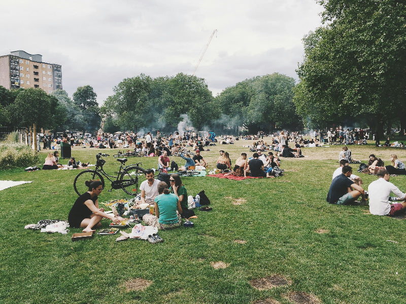 Menschen am grillen und picknicken im Volkspark Friedrichshain. 