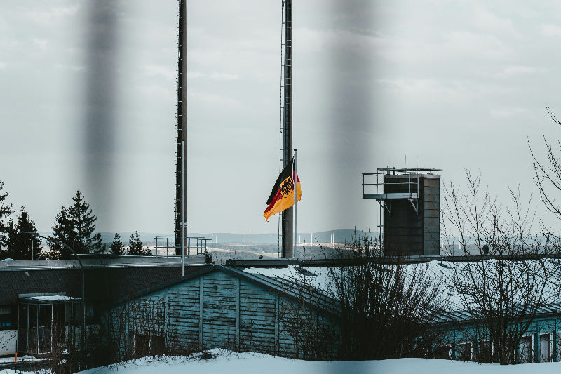 Foto einer kleinen Militäranlage mit Deutschland-Flagge. 